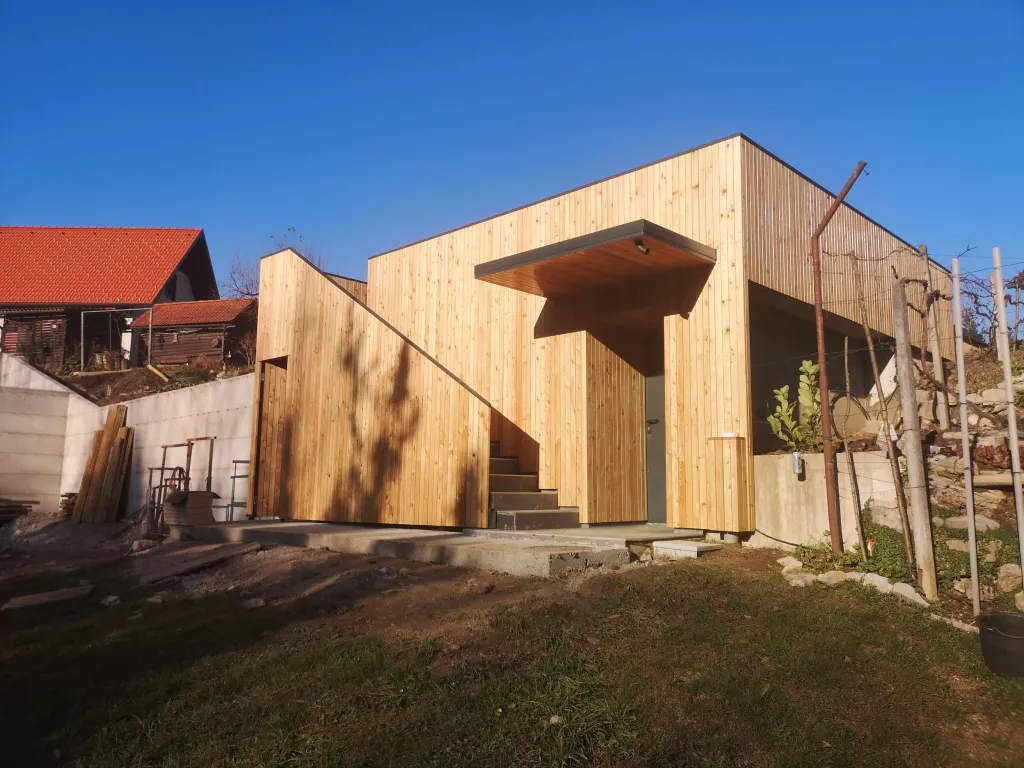 Objekt, obložen s sibirskim macesnom